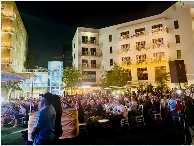 Magical_ambience_on_the_Piazza_at_Melrose_Arch_in_2022.jpg